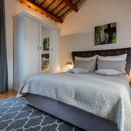 Lulu With Heated Pool, Sauna & Hot Tub Villa