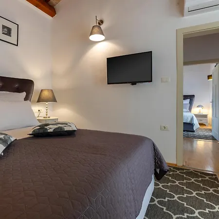 Lulu With Heated Pool, Sauna & Hot Tub Villa *