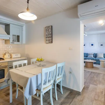 Lulu With Heated Pool, Sauna & Hot Tub Villa *