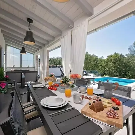 Lulu With Heated Pool, Sauna & Hot Tub