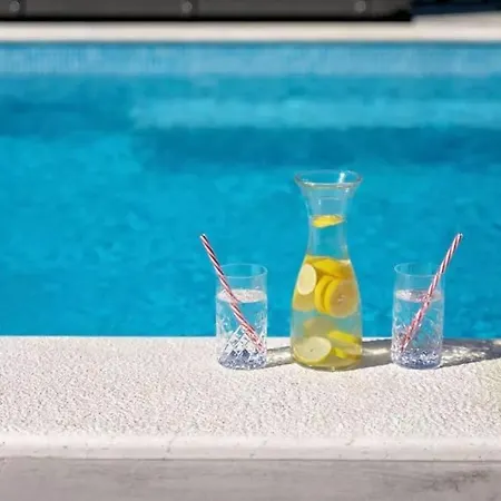 Lulu With Heated Pool, Sauna & Hot Tub Villa *