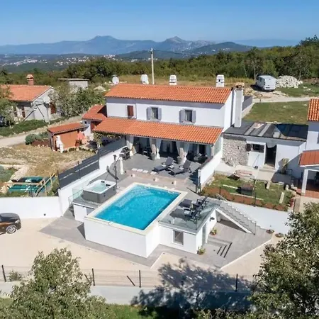 Villa Lulu With Heated Pool, Sauna & Hot Tub *