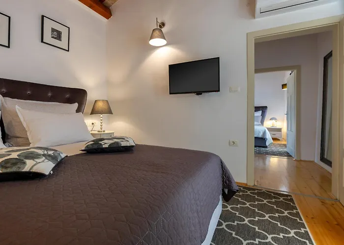 Lulu With Heated Pool, Sauna & Hot Tub Villa *